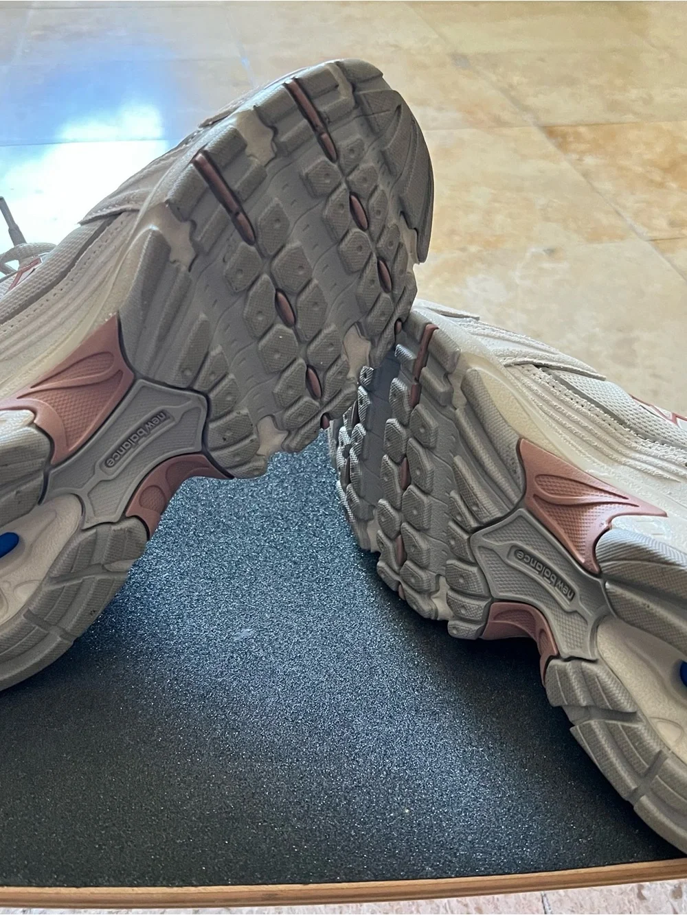 New Balance Unisex 530 Sneakers, Off White and Coral, Size: W 6, M 4.5